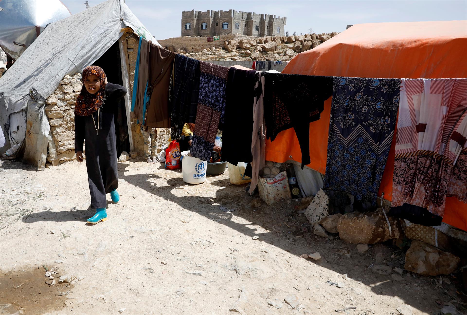 Los improvisados cambuches son los hogares de los refugiados. 
