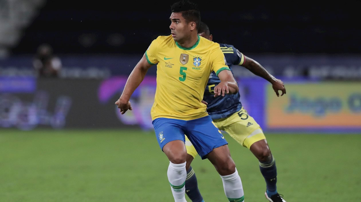 Casemiro de Brasil en duelo con Wilmar Barrios.