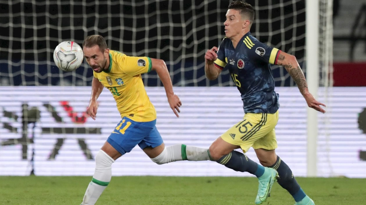 Everton Ribeiro de Brasil neutralizando a Mateus Uribe
