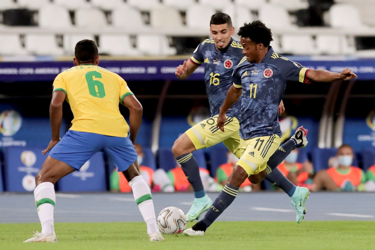 Juan Cuadrado de Colombia en jugada ofensiva.