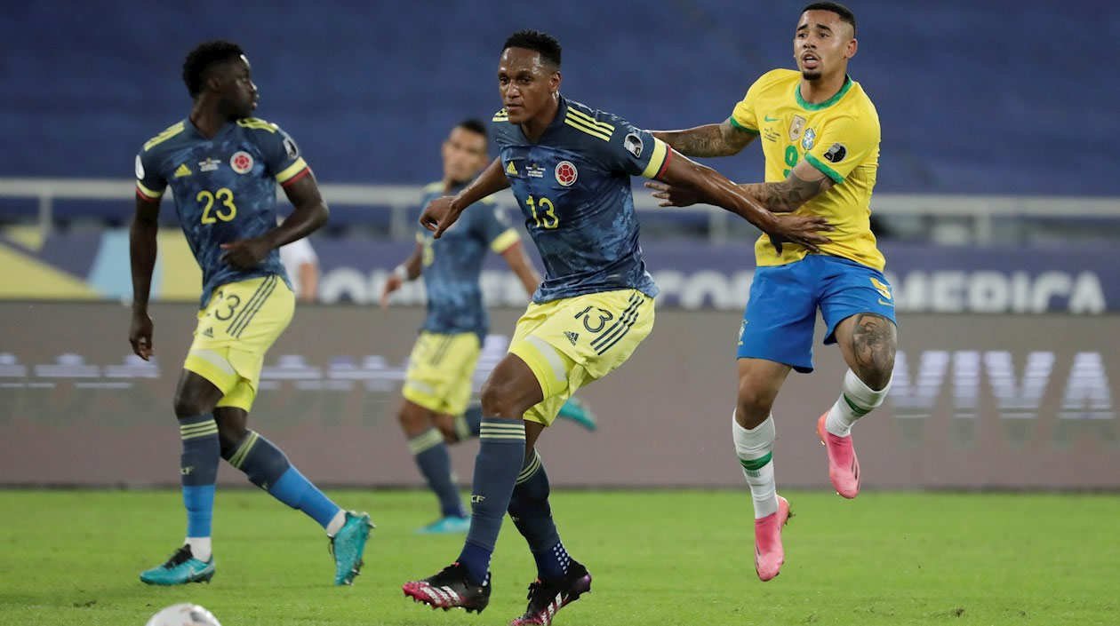 Yerry Mina de Colombia, despejando.
