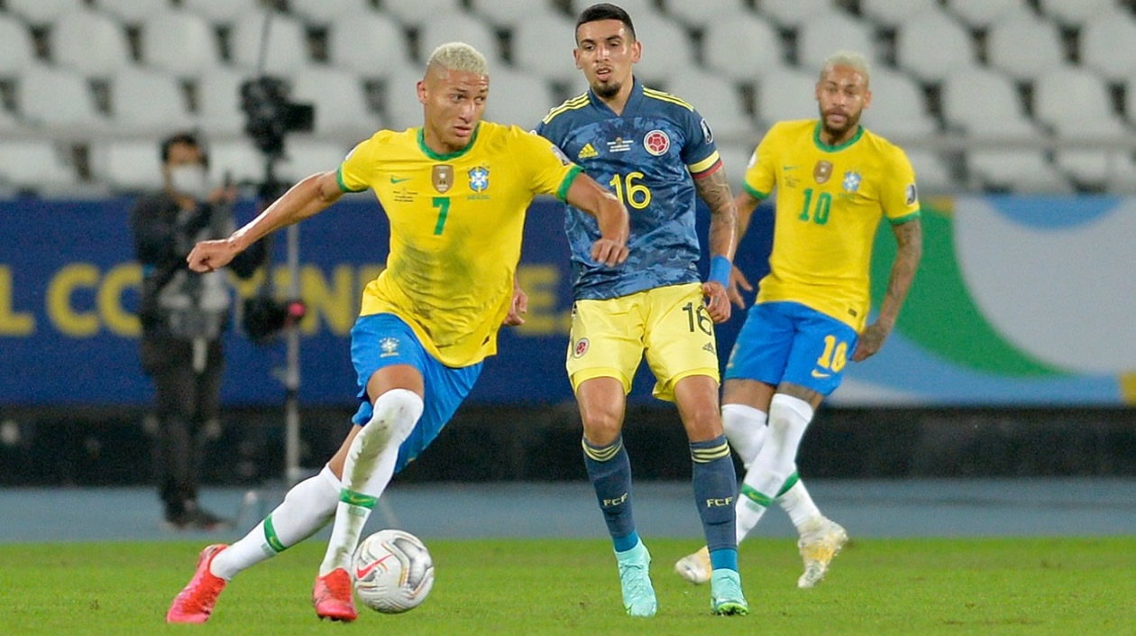 Brasileños eludiendo la marca de Daniel Muñoz.