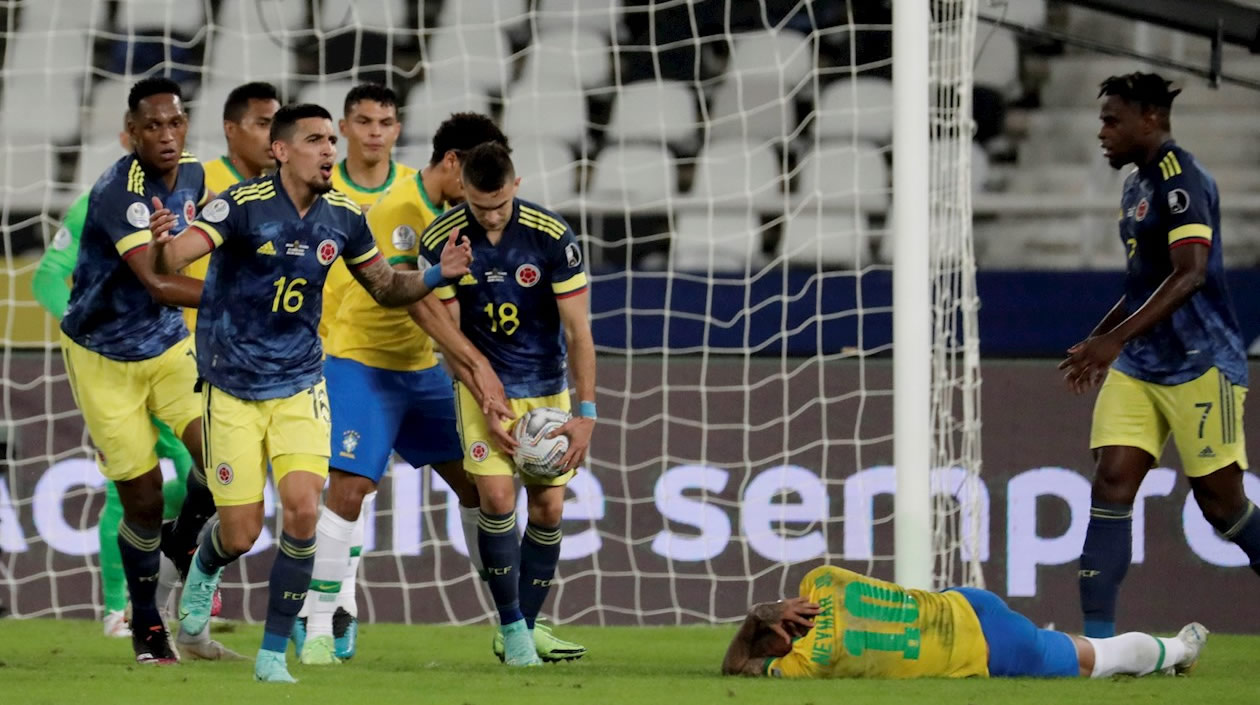 Neymar de Brasil se queja, como siempre, de un golpe contra Colombia.