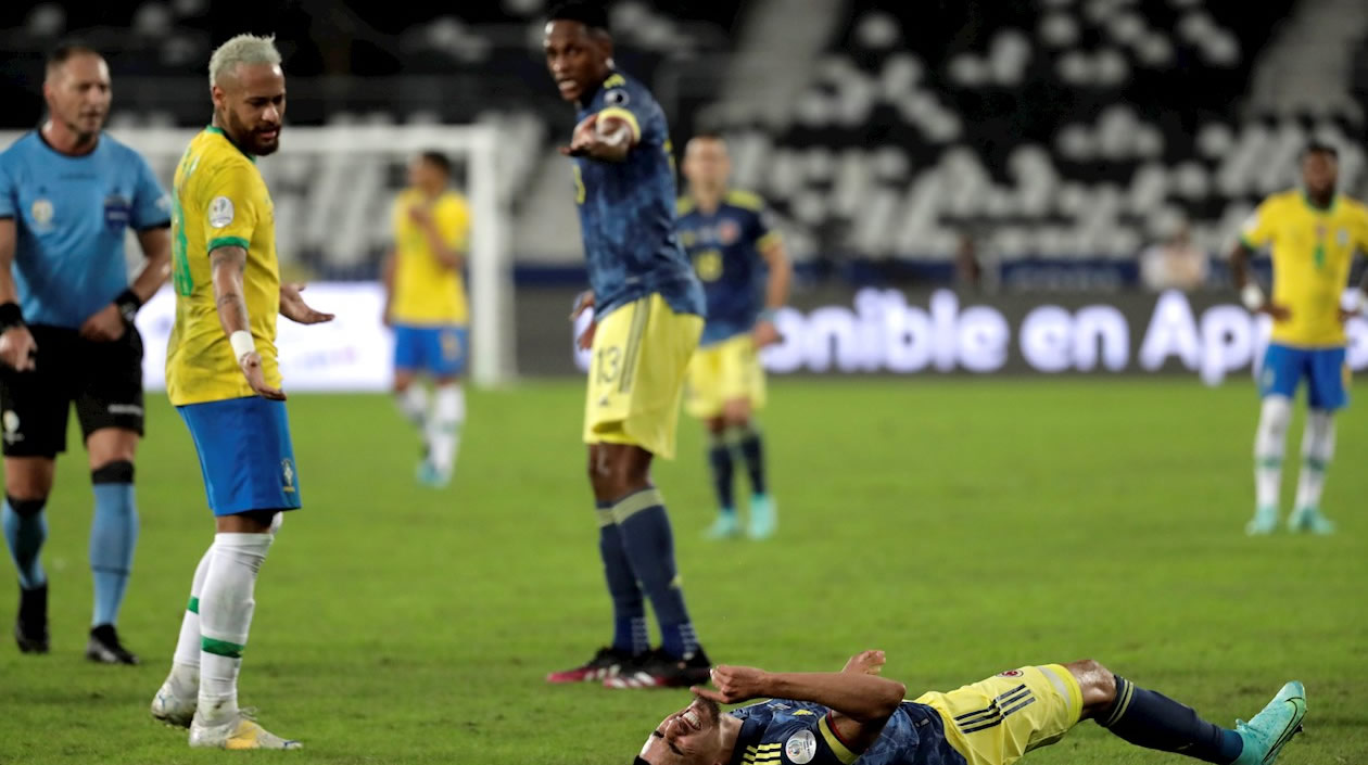 Falta contra un jugador colombiano.