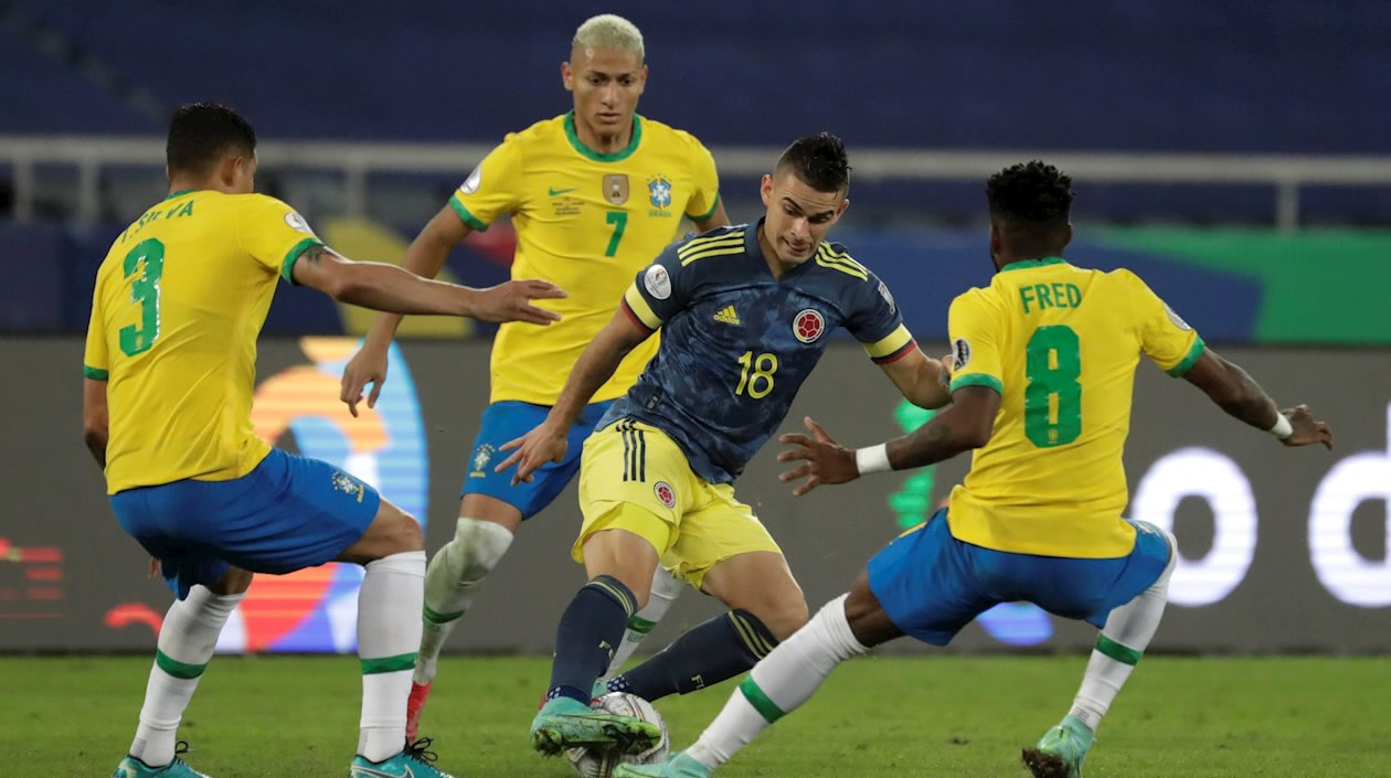 Rafael Santos Borré tratando de eludir a tres contrarios.