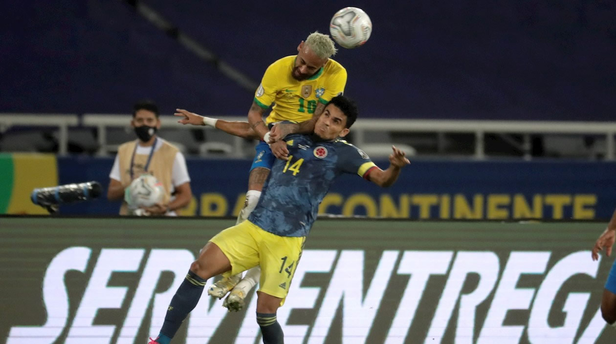 Neymar y Lucho Díaz disputando en juego aéreo.