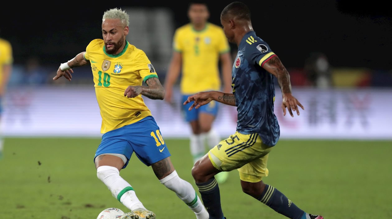 Neymar Jr tratando de eludir a Wilmar Barrios.