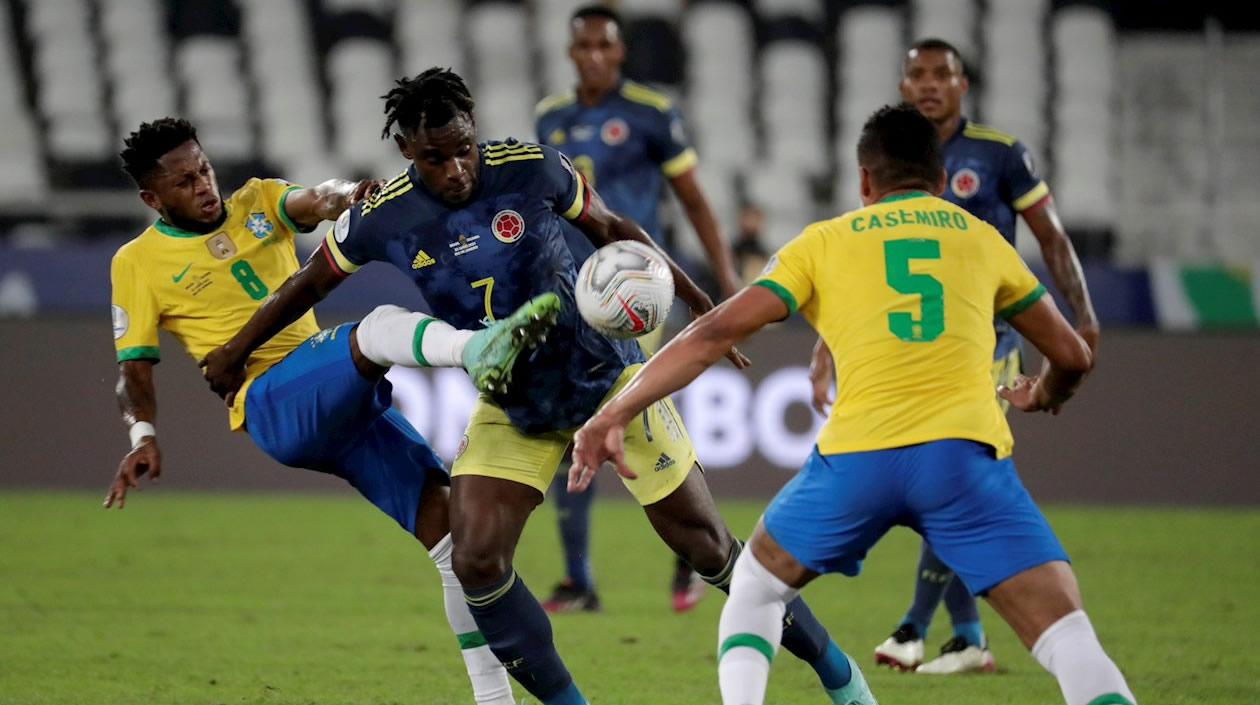 Duván Zapata en juego ofensivo.