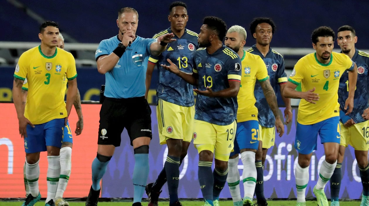 Reclamo colombiano al árbitro Néstor Pitana.