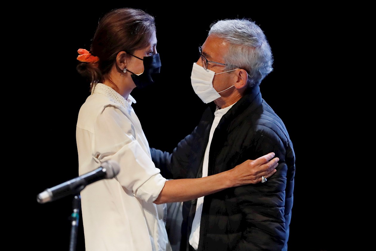 Ingrid Betancourt saluda al padre Francisco de Roux, presidente de la Comisión de la Verdad, en el Encuentro por la Verdad: reconocimiento de responsabilidades sobre secuestro por parte de la antigua guerrilla FARC-EP.