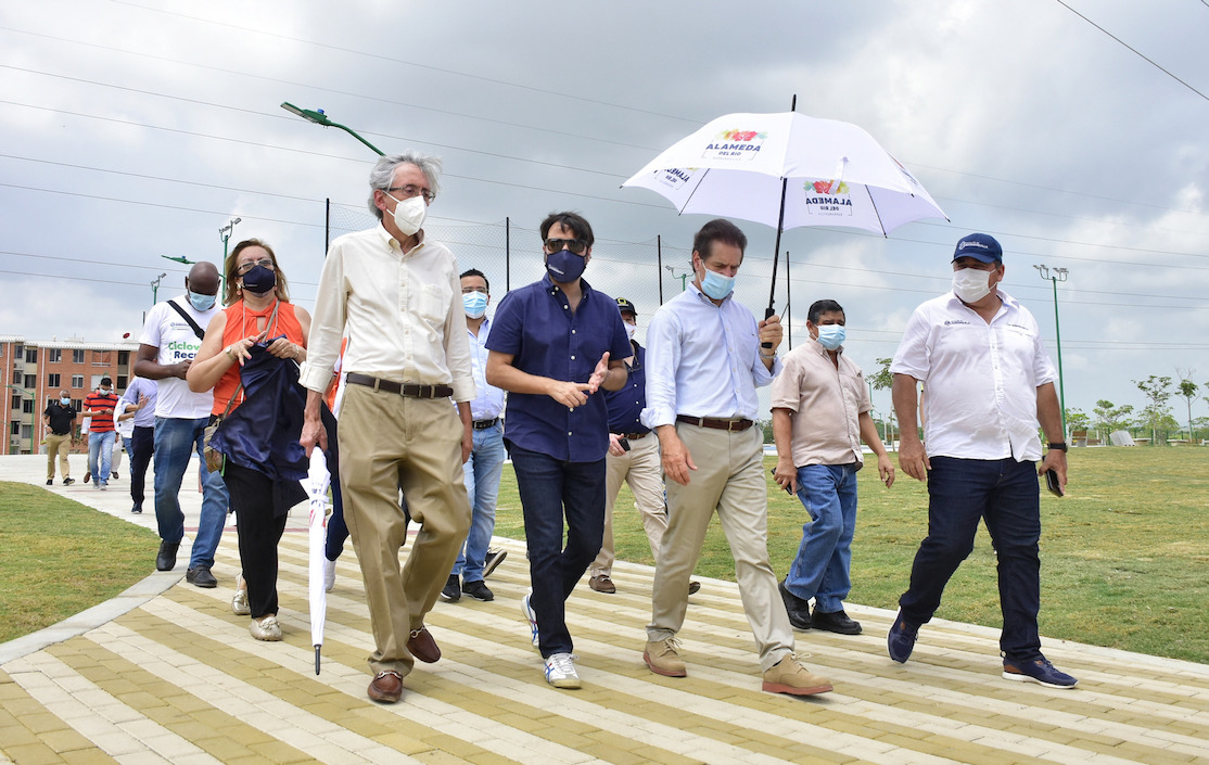 El Alcalde Jaime Pumarejo y representantes de las constructoras recorriendo los sitios.