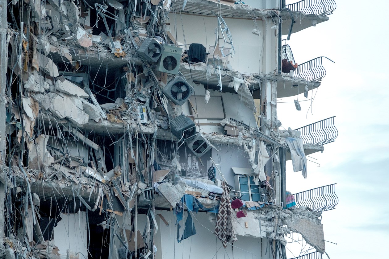Desde el exterior se aprecian los restos de lo que parecían ser una sala de estar y dos filas de habitaciones.