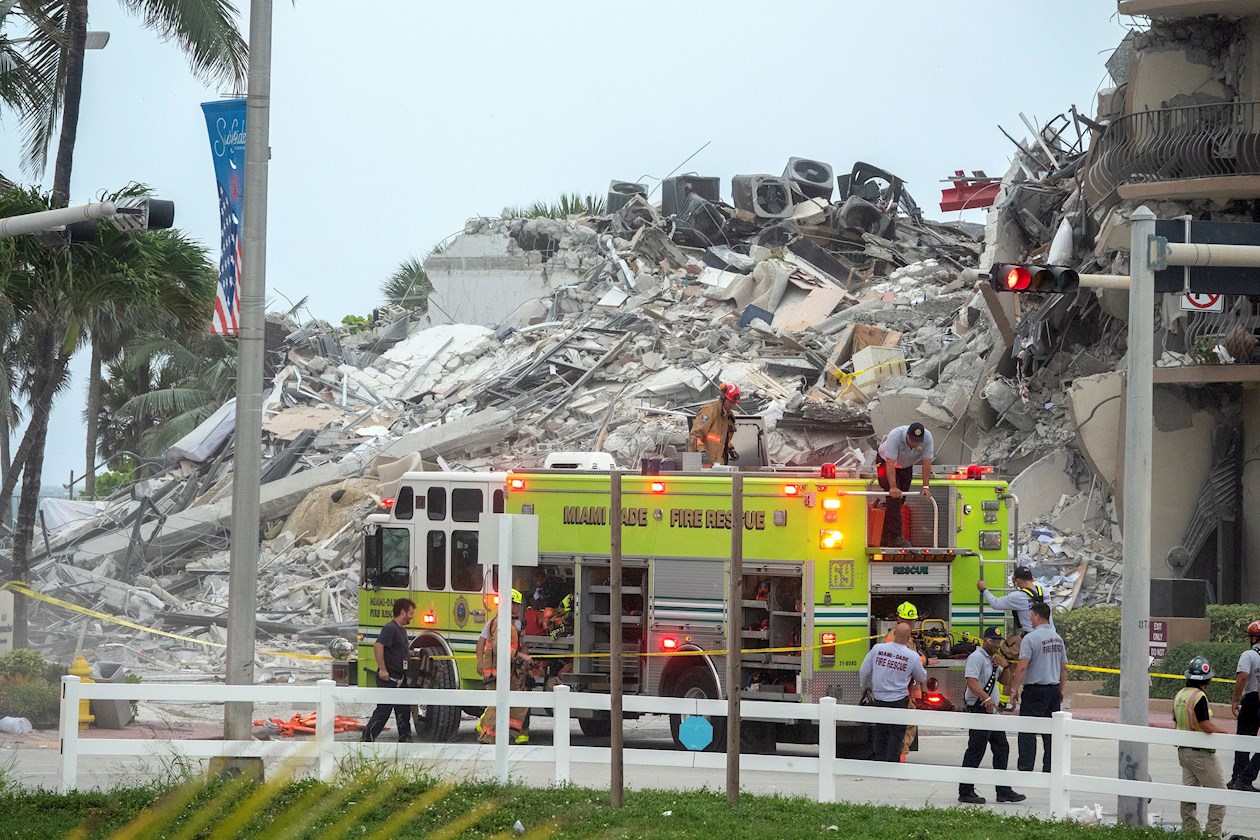 Ya no queda casi nada del cuadrante noreste de este edificio de primera línea de playa de Surfside, una pequeña ciudad vecina de Miami Beach.