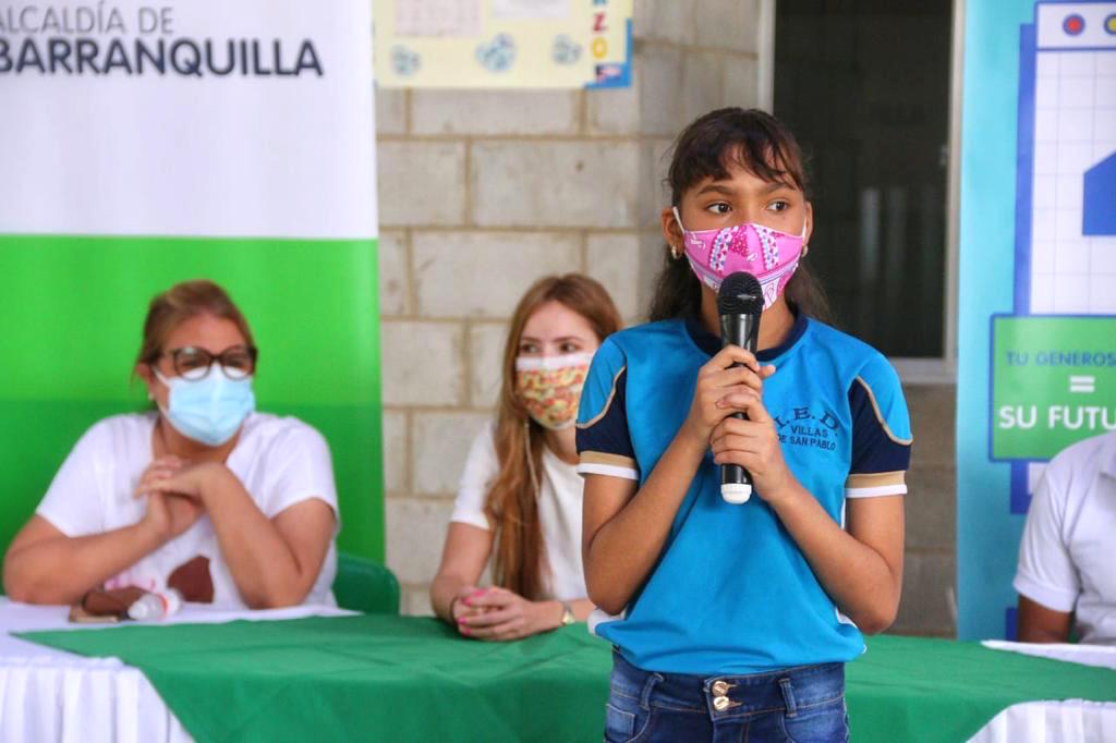 Una estudiante agradeciendo la entrega de los equipos.