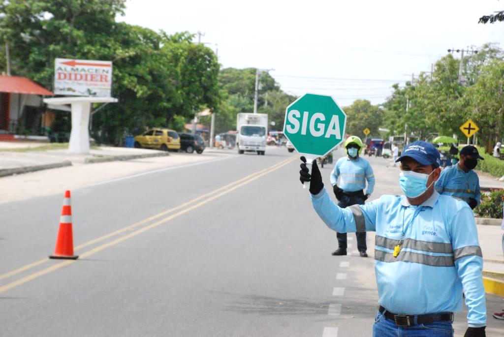 Los promotores en plena actividad.