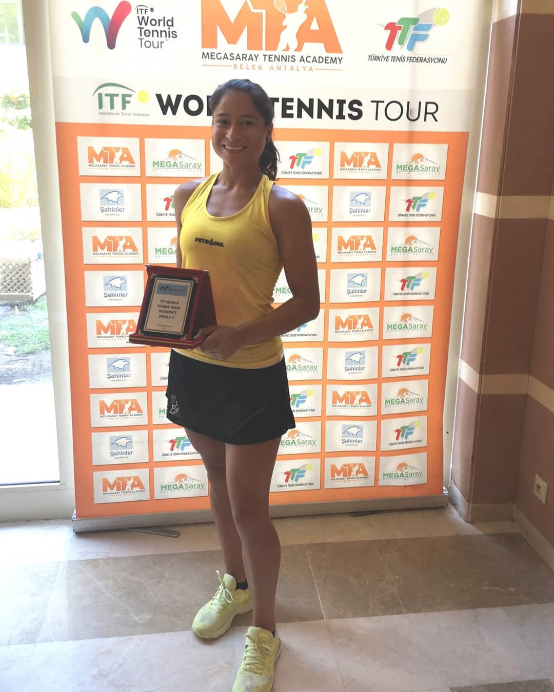 María Fernanda Herazo, con el trofeo de subcampeona. 