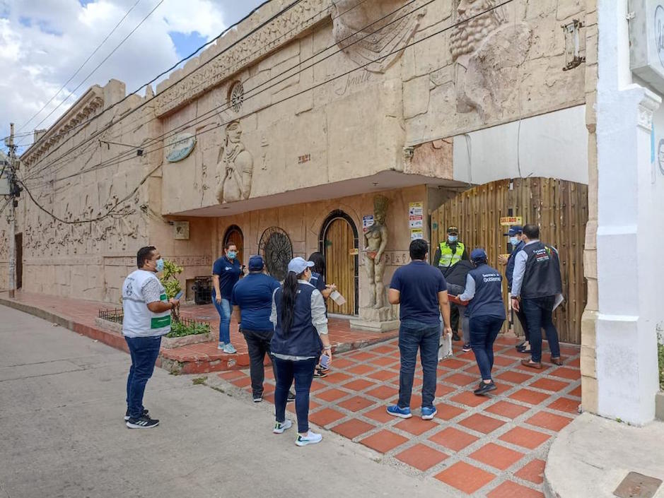 Autoridades frente al establecimiento tras el cierre.