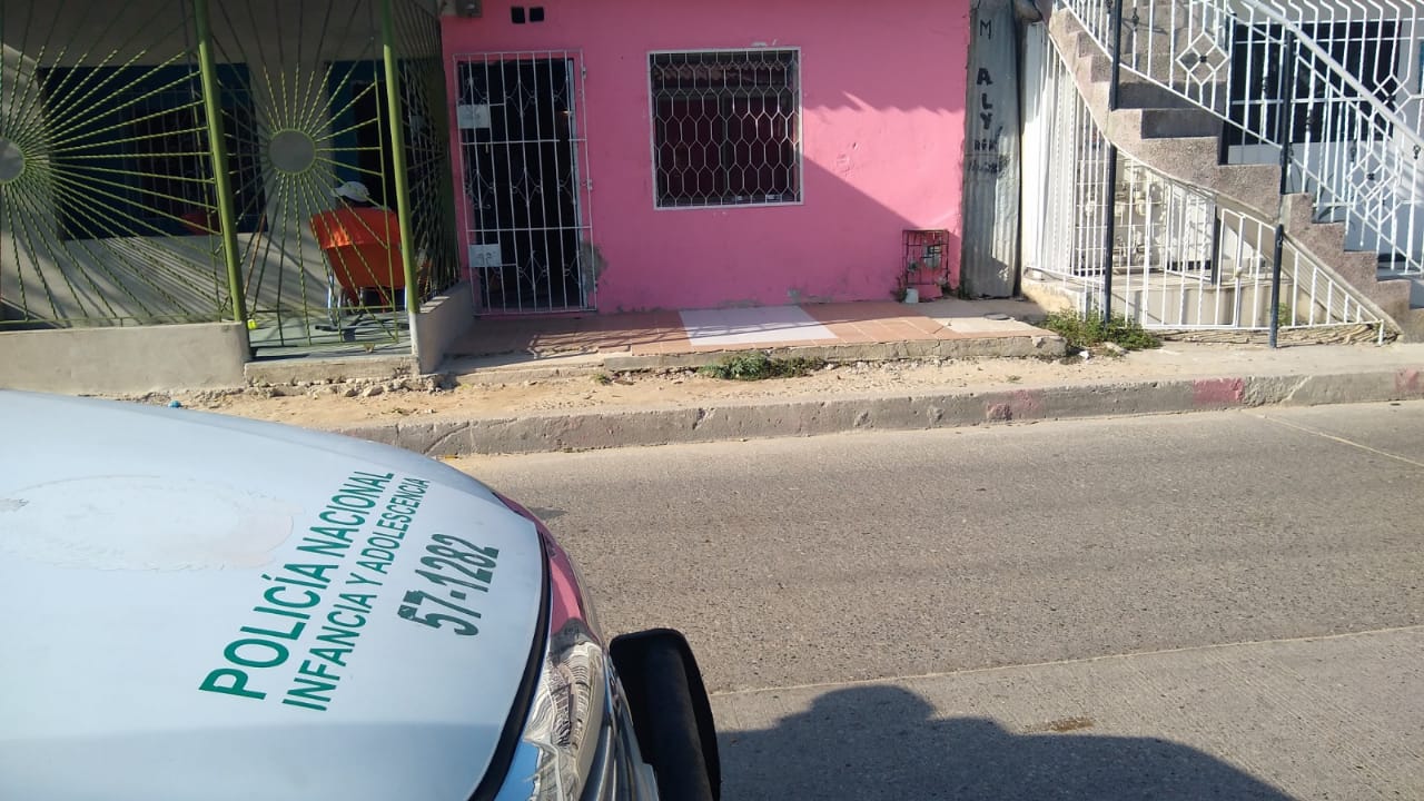 La Policía de Infancial y Adolscencia hace presencia este martes en la vivienda donde fue encontrado el menor. 