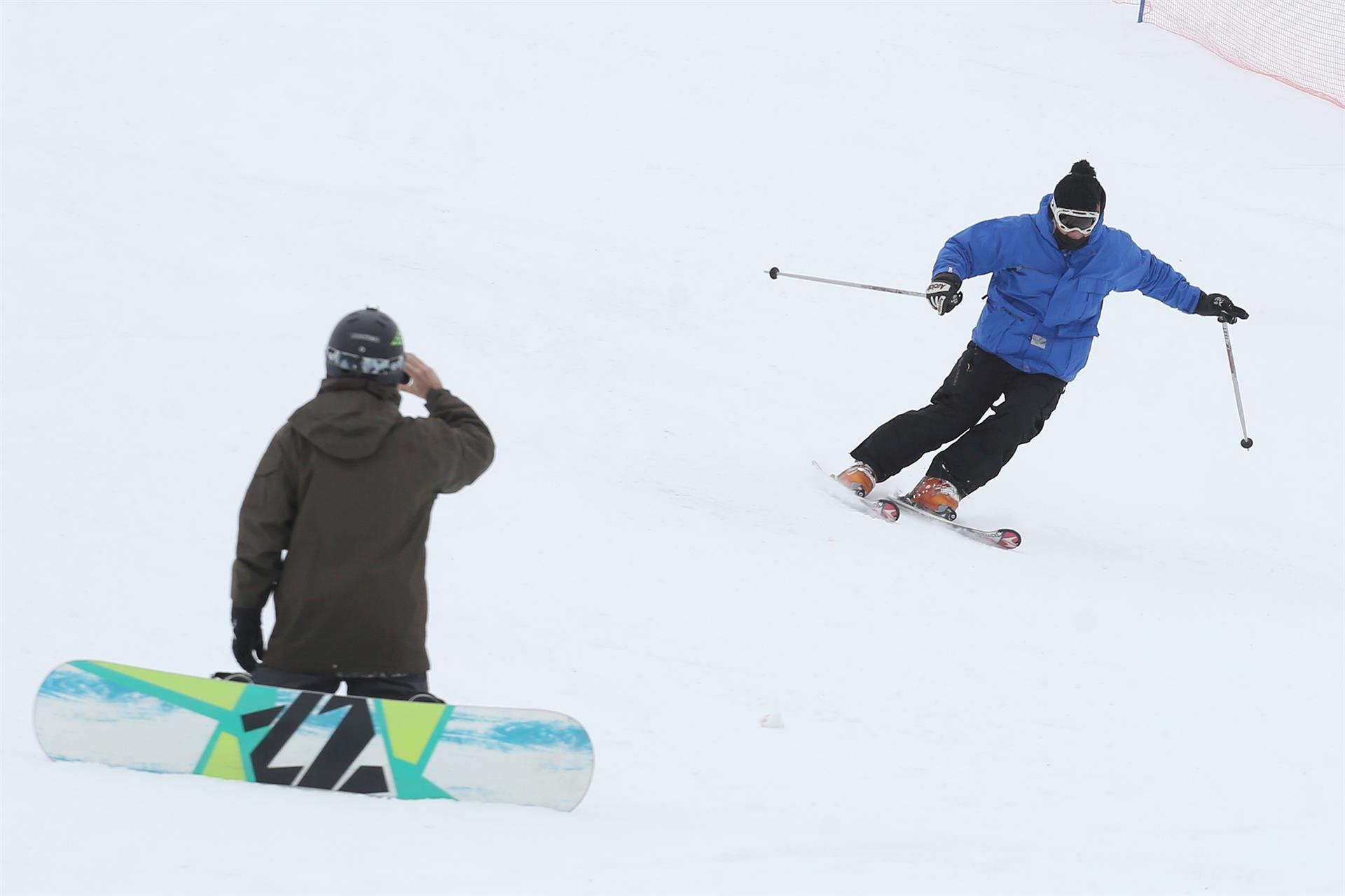 Los chilenos disfrutan bajo la nieve. 