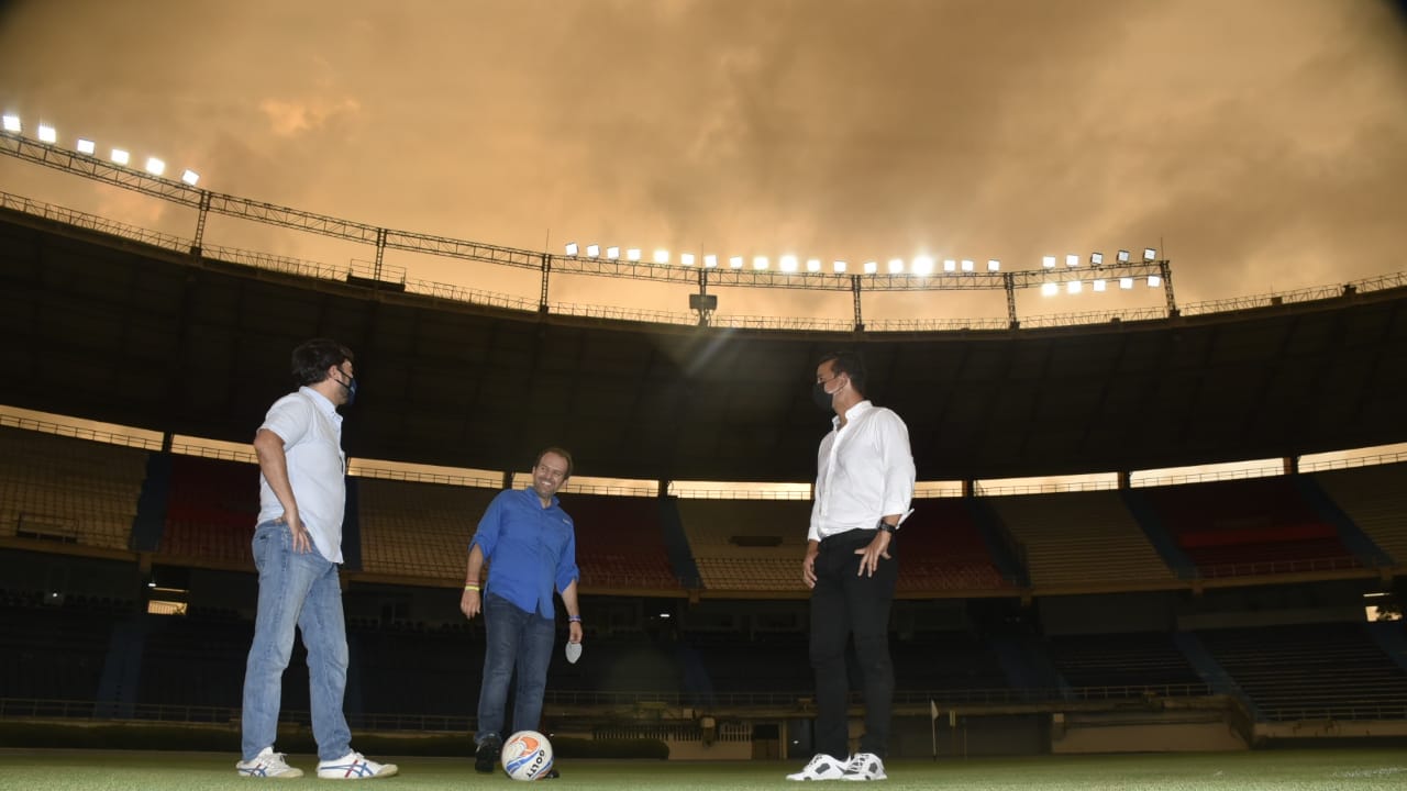Mientras caía el sol, el nuevo sistema de iluminación entró en actividad. 
