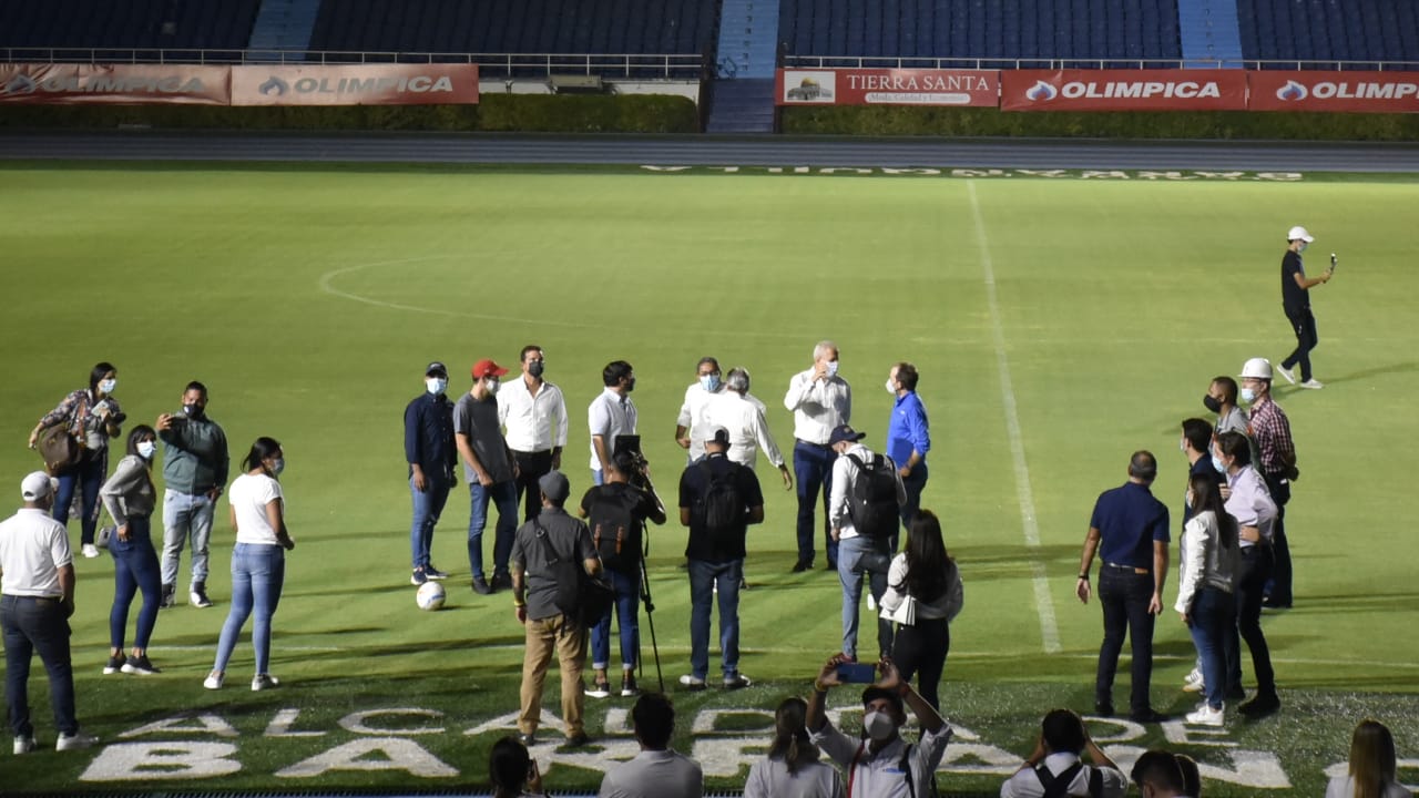 Las personalidades que asistieron a la cancha para la inauguración. 