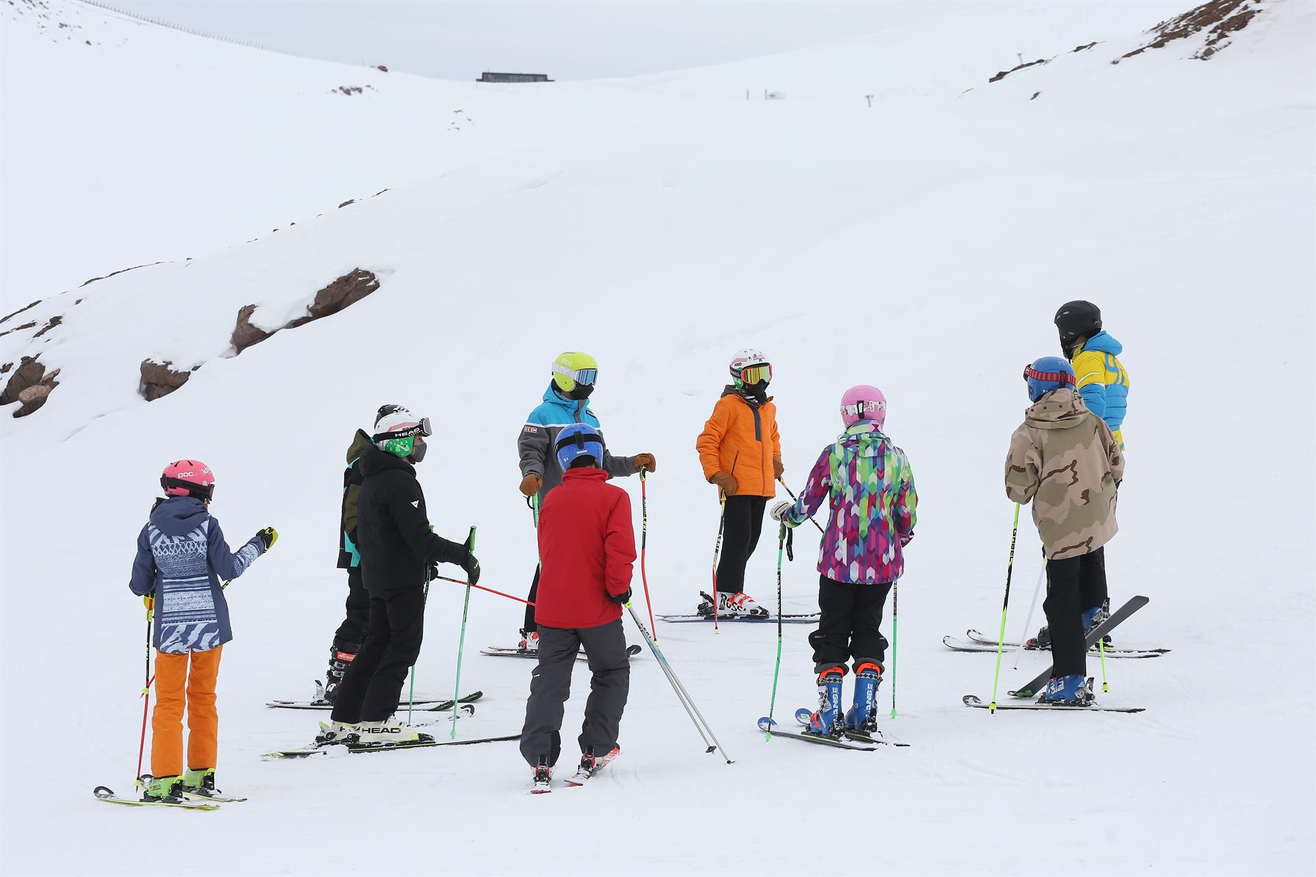 En grupos de amigos han ido a disfrutar un día bajo la nieve. 
