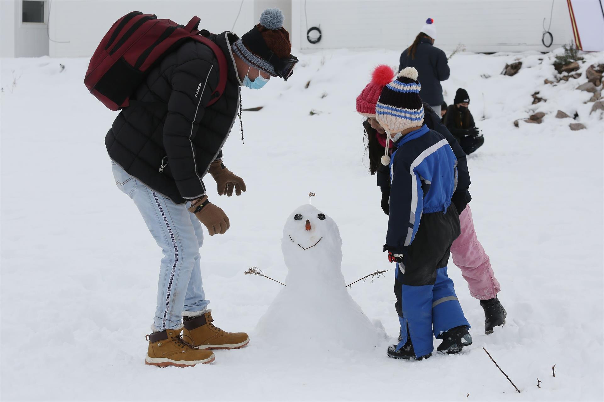 En familia muchos aprovecharon para hacer muñecos de nieve. 
