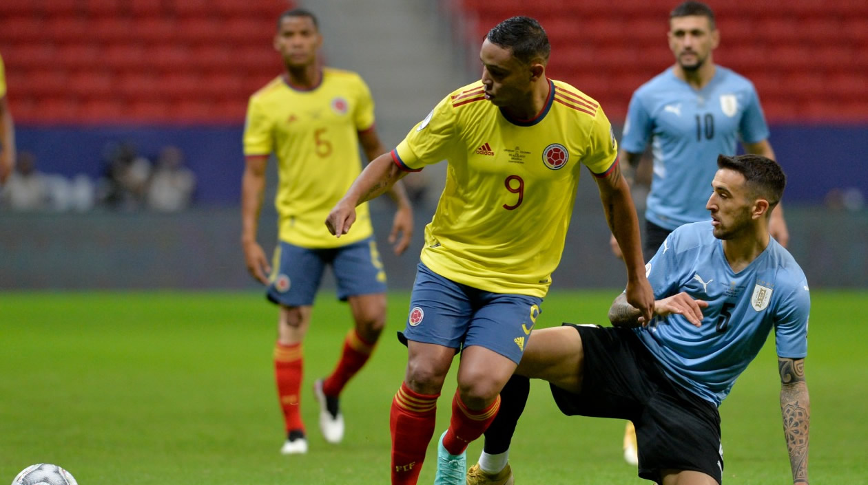 Luis Fernando Muriel eludiendo la marca de Matías Vecino.