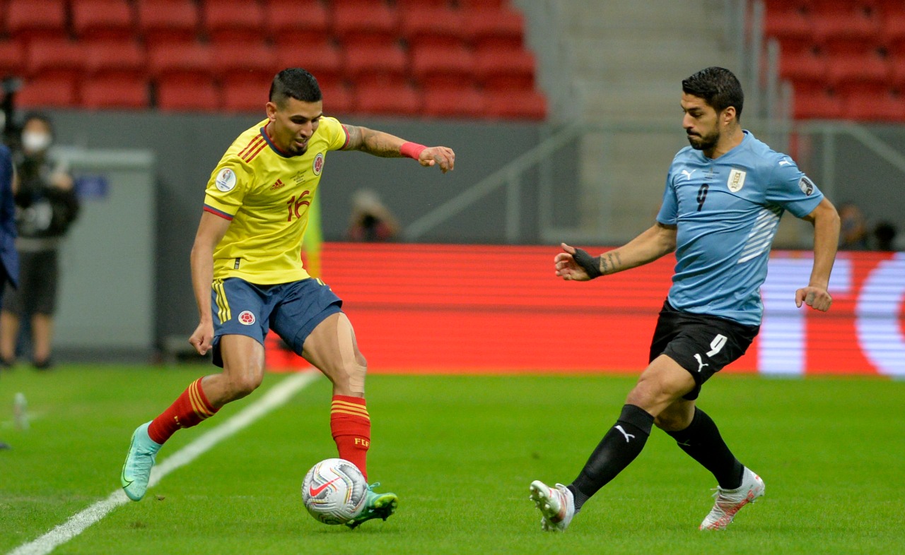 Daniel Muñoz despejando el ataque de Luis Suárez.
