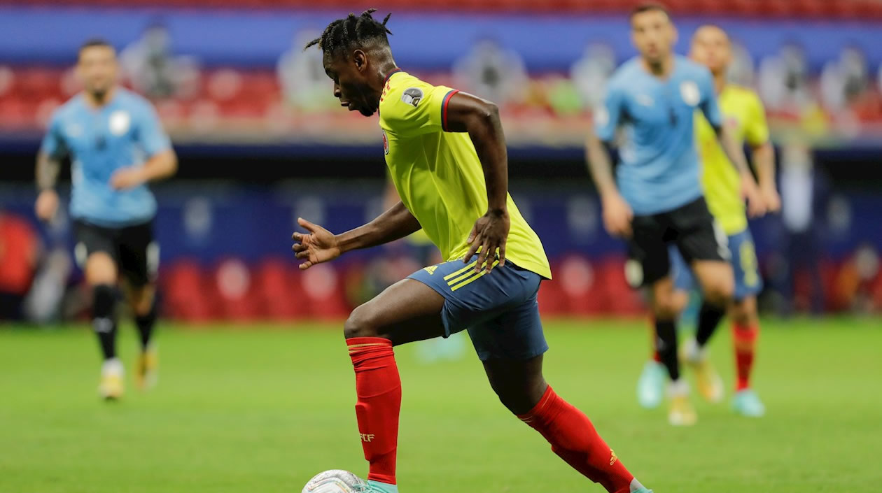 Duván Zapata en una ofensiva tricolor.