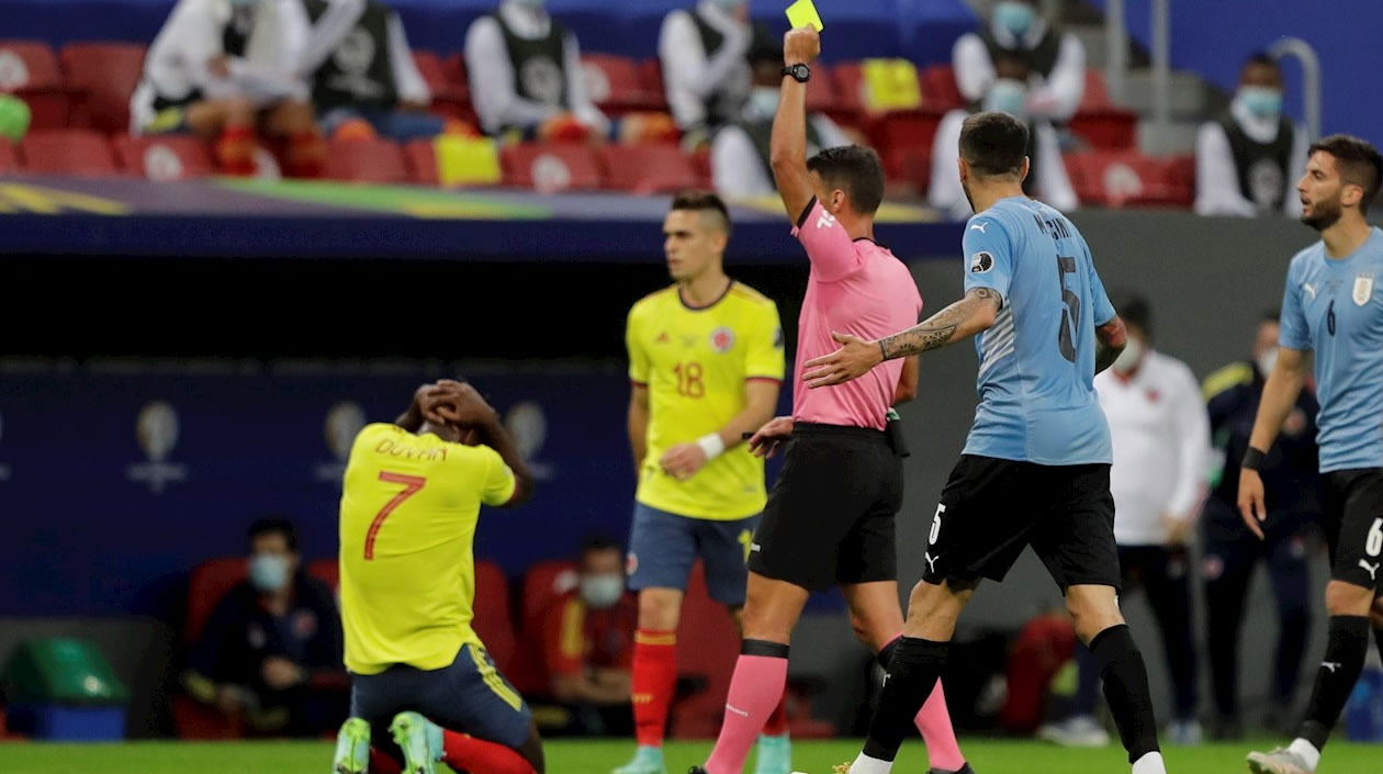 Tarjeta amarilla a Diego Godín por falta a Duván Zapata.