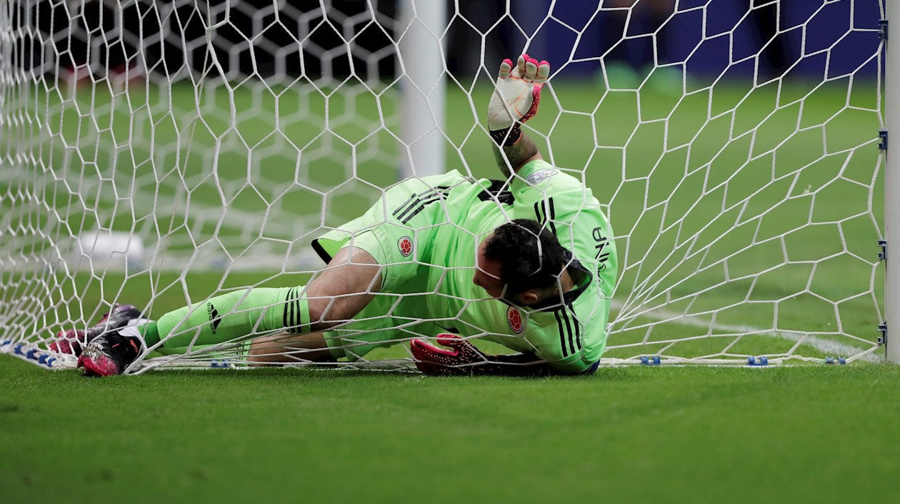 David Ospina se estrella contra la red tras salvar una jugada de peligro.