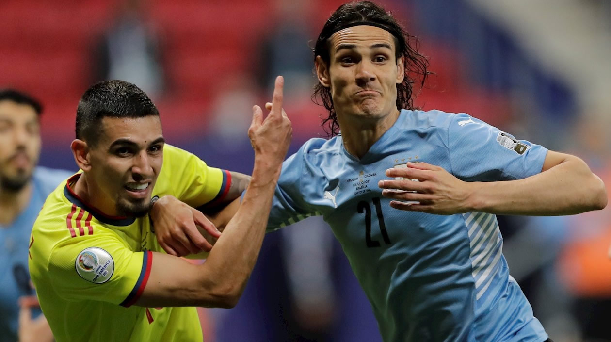 Edinson Cavani enfrentando la marca de Daniel Muñoz.