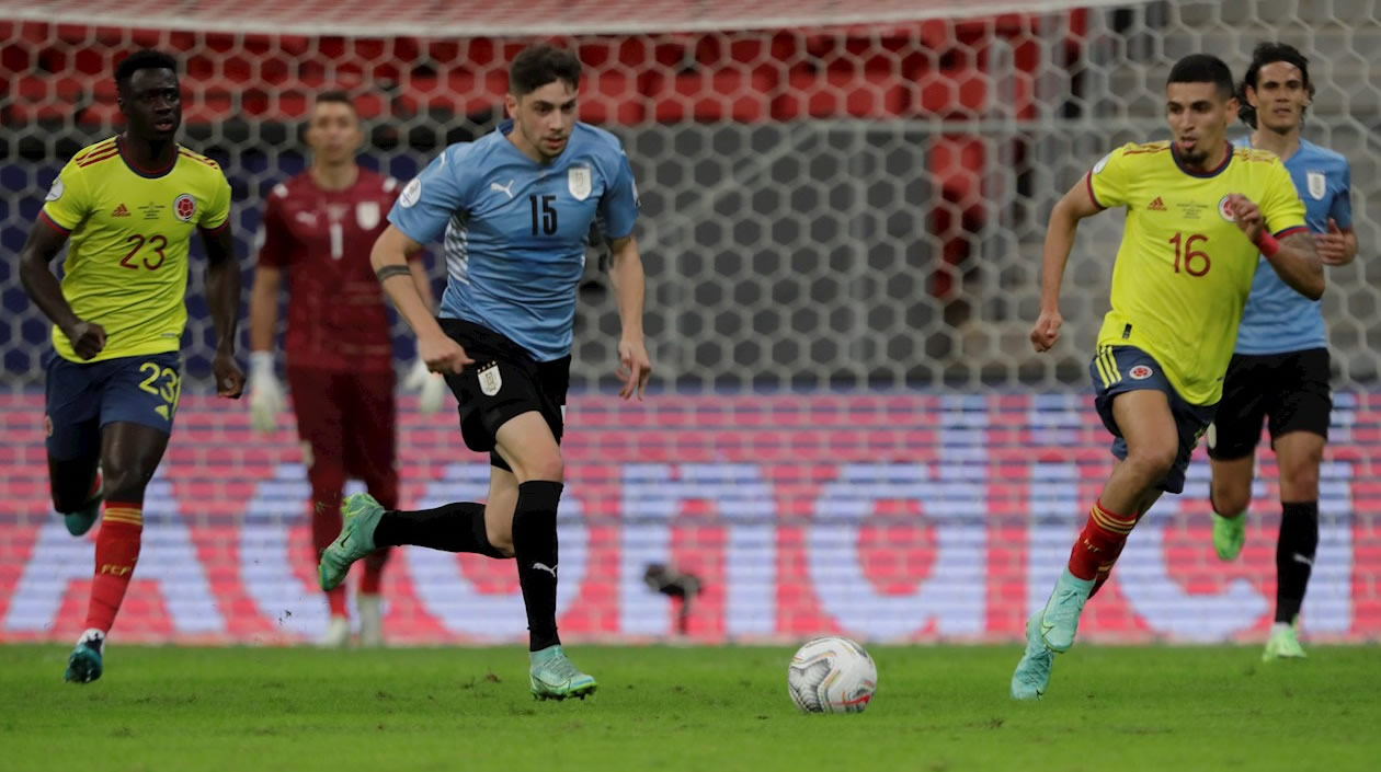 Federico Valverde eludiendo a Davinson Sánchez.