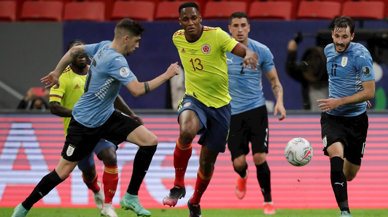 Federico Valverde enfrentando a Yerry Mina.