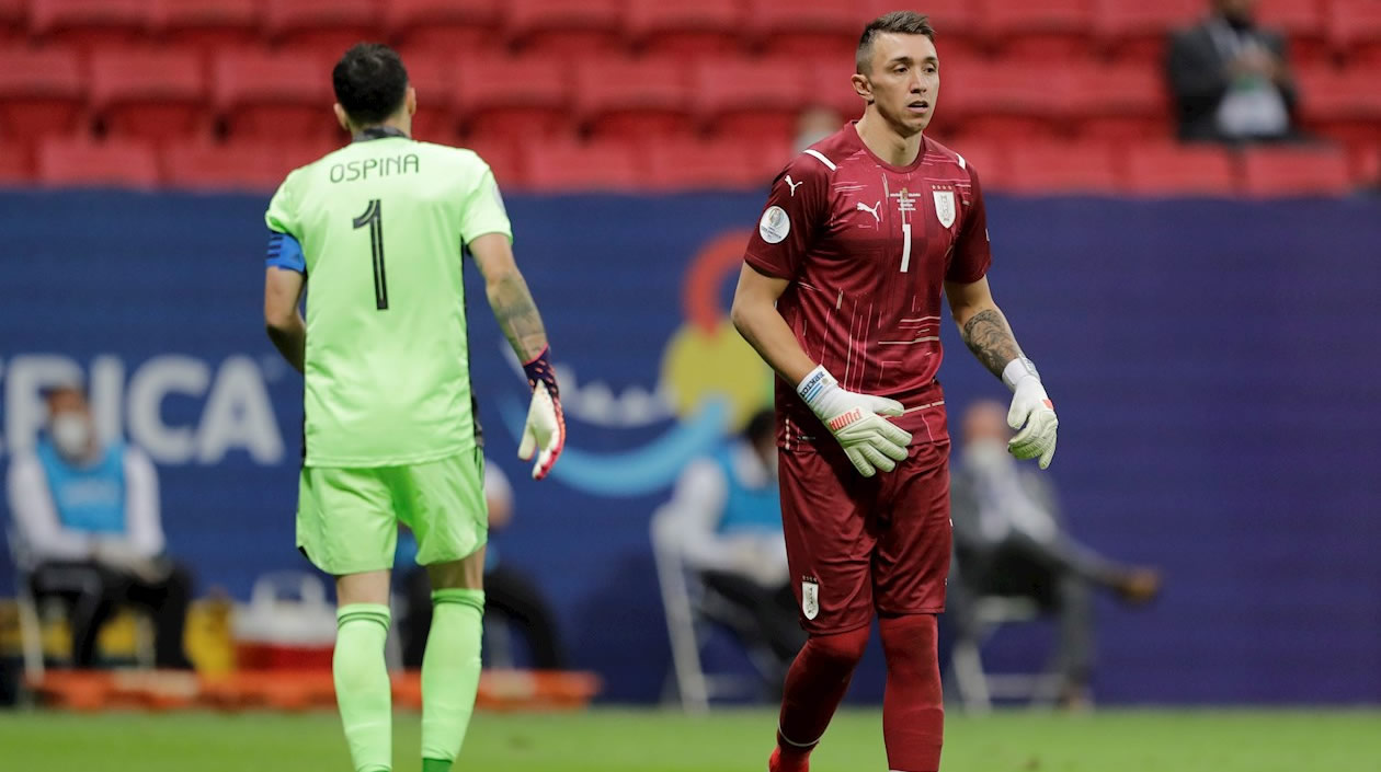 Los arqueros David Ospina y Fernando Muslera.