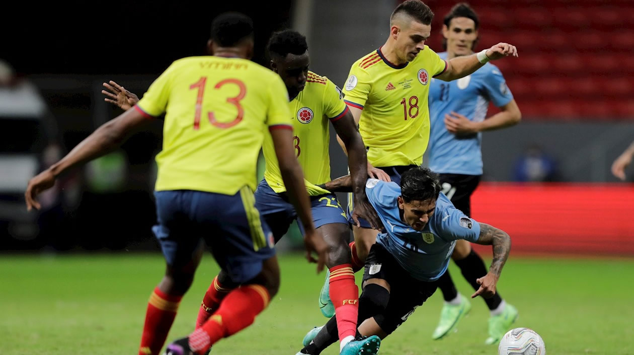 Rafael Santos Borré controlando una acción uruguaya.