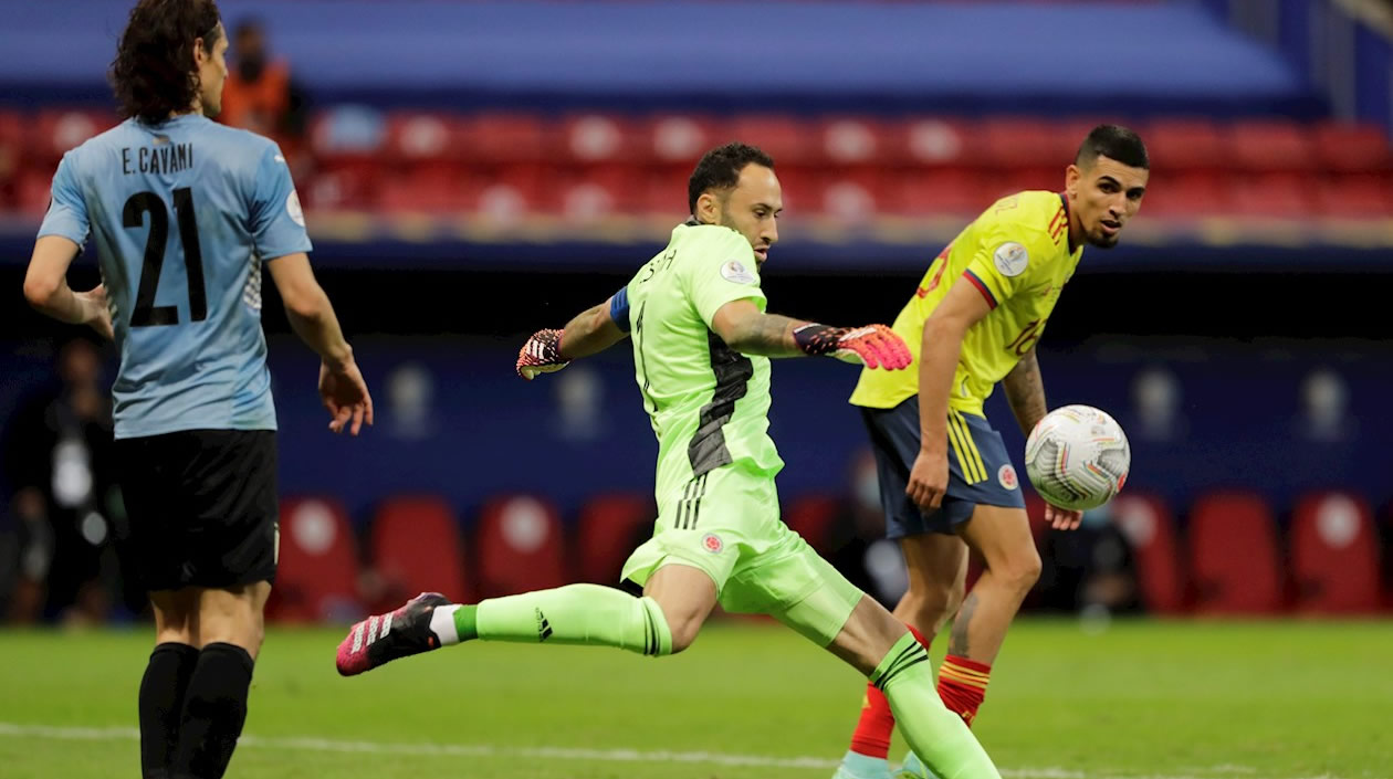 David Ospina despejando una jugada de peligro.