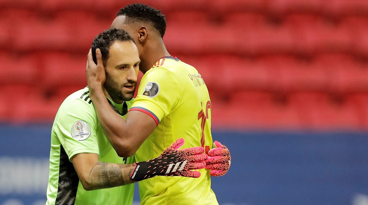 Yerri Mina felicitando al capitán David Ospina.