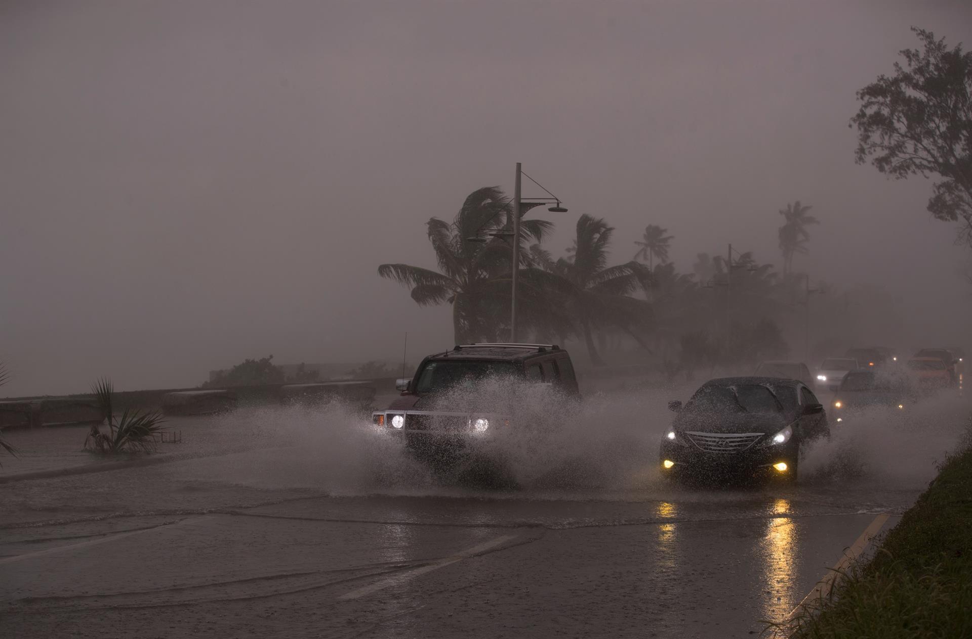 Intenso oleaje que se registra hoy en la avenida del malecón, durante el paso de la tormenta tropical Elsa en Santo Domingo (República Dominicana).