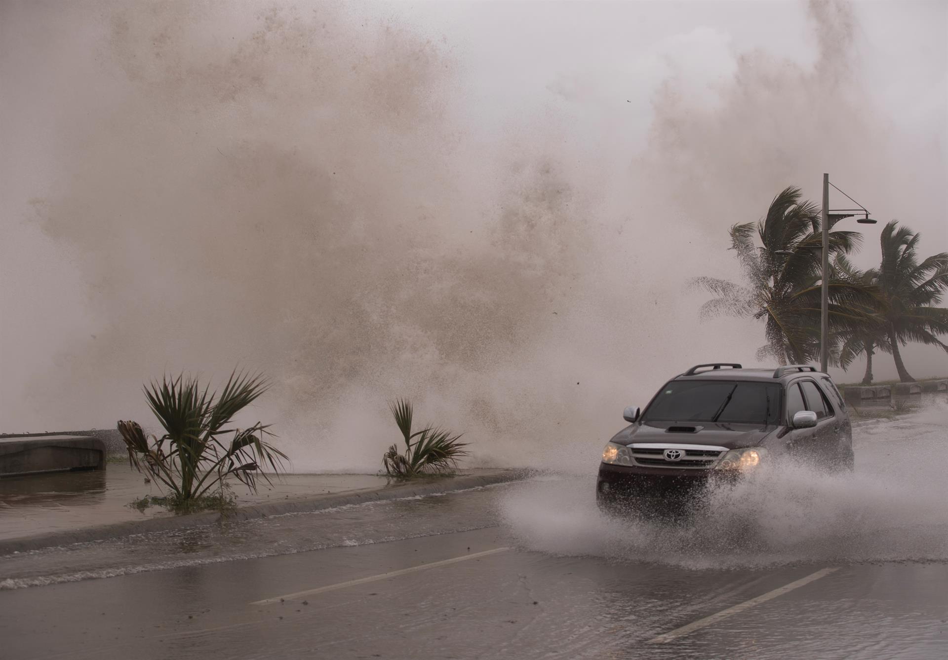 Intenso oleaje que se registra hoy en la avenida del malecón, durante el paso de la tormenta tropical Elsa en Santo Domingo (República Dominicana).