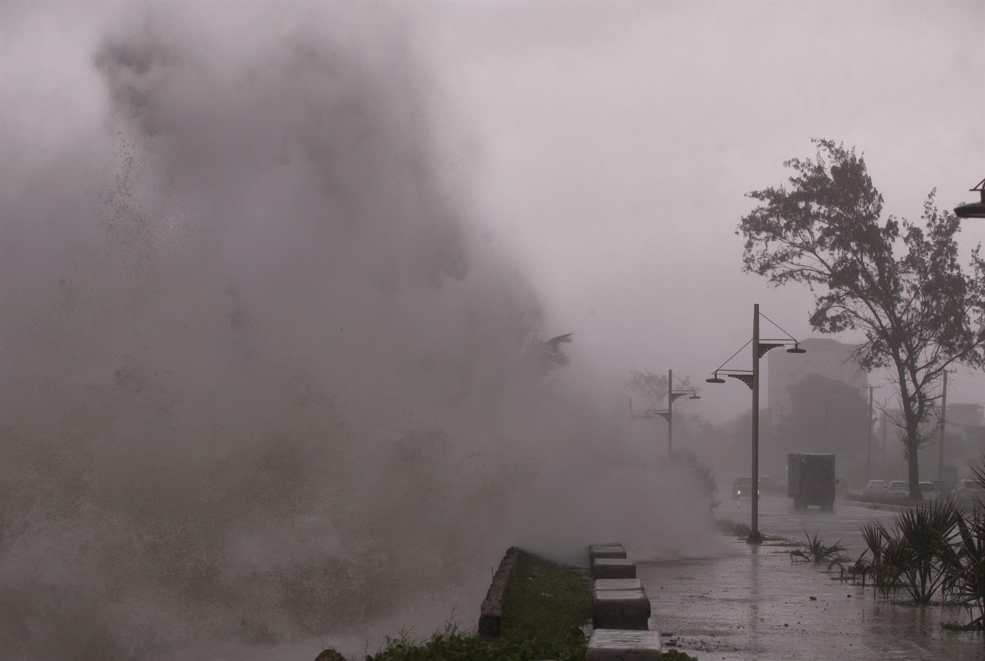 Intenso oleaje que se registra hoy en la avenida del malecón, durante el paso de la tormenta tropical Elsa en Santo Domingo (República Dominicana).