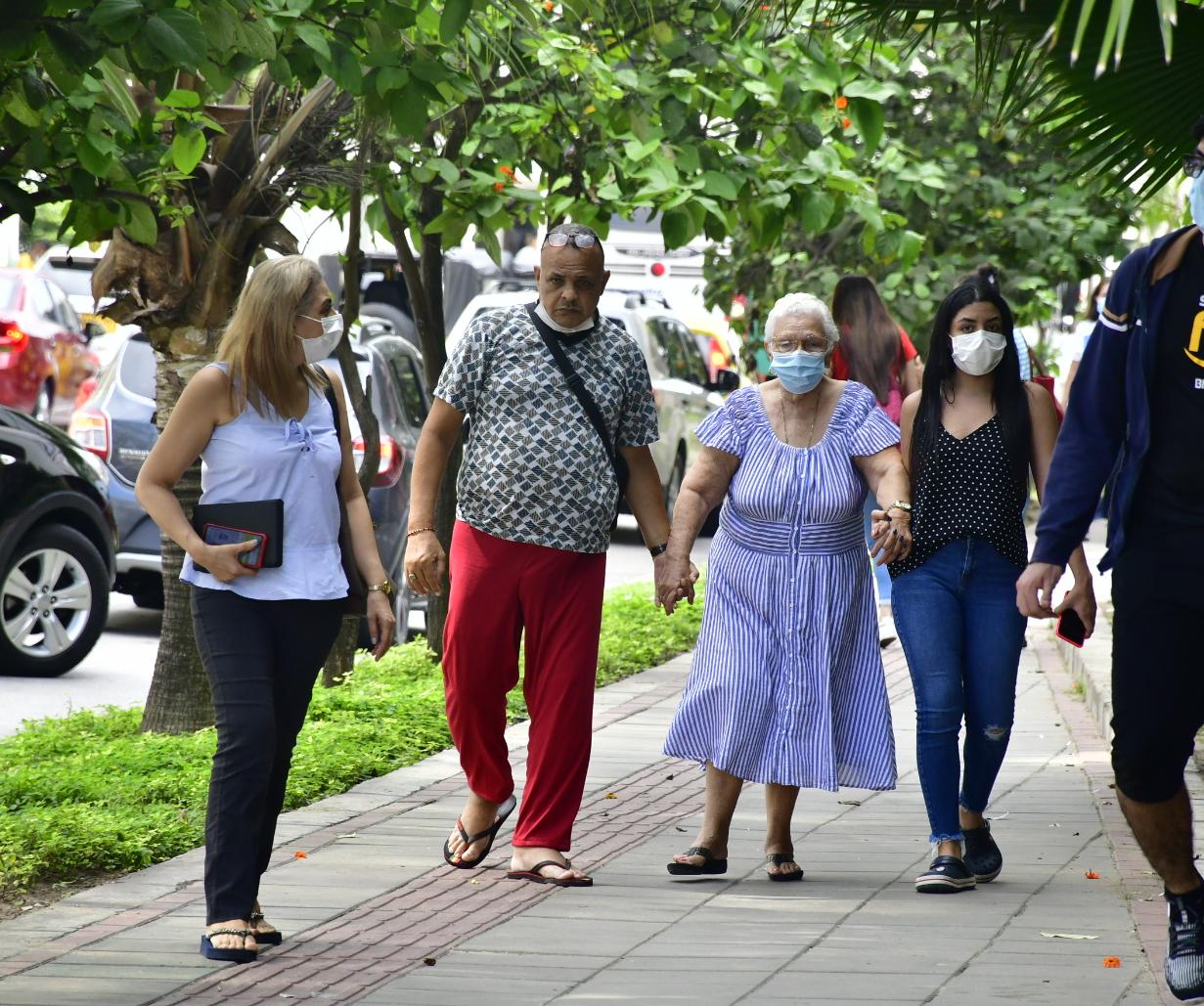 Un hermano, la mamá y otros familiares del hombre han llegado al almacén para persuadir a su ser querido. 