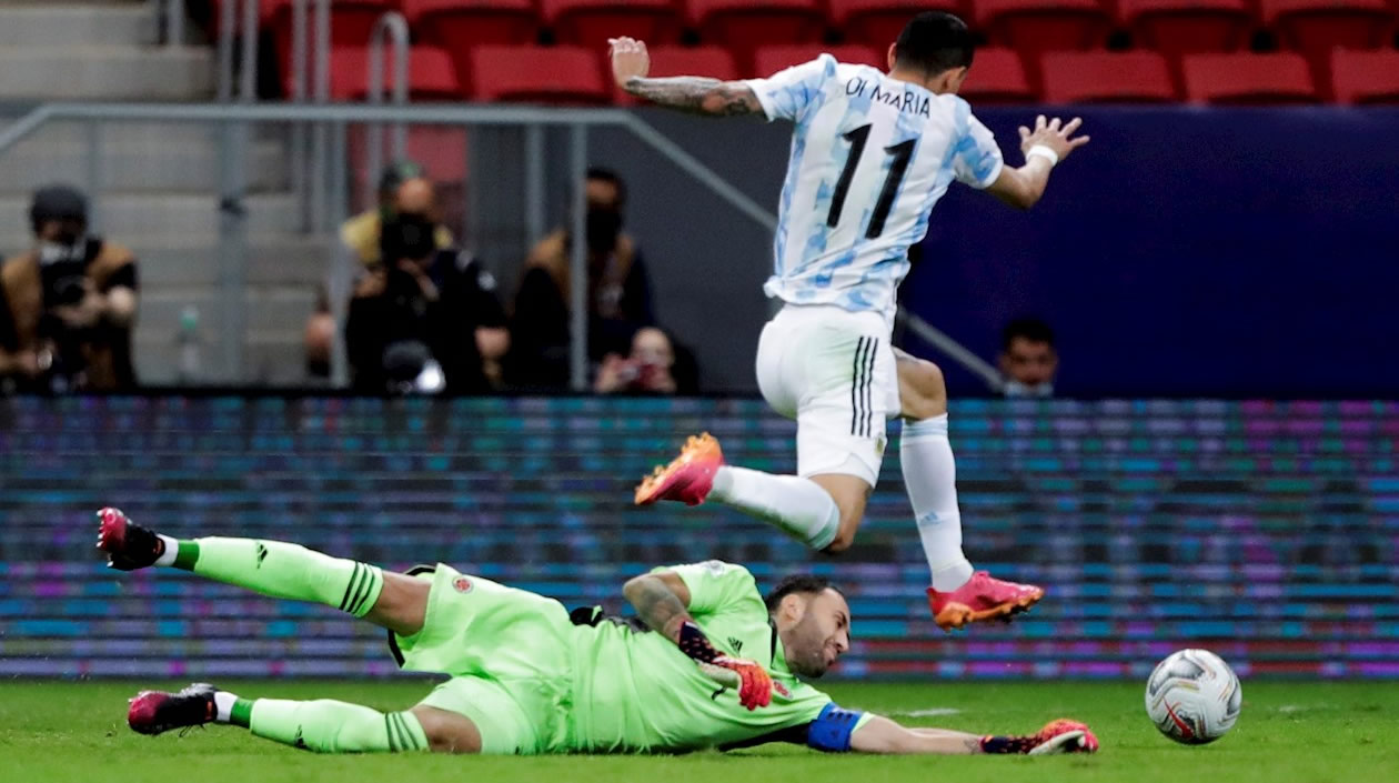 David Ospina controlando una acción de Ángel Di María.