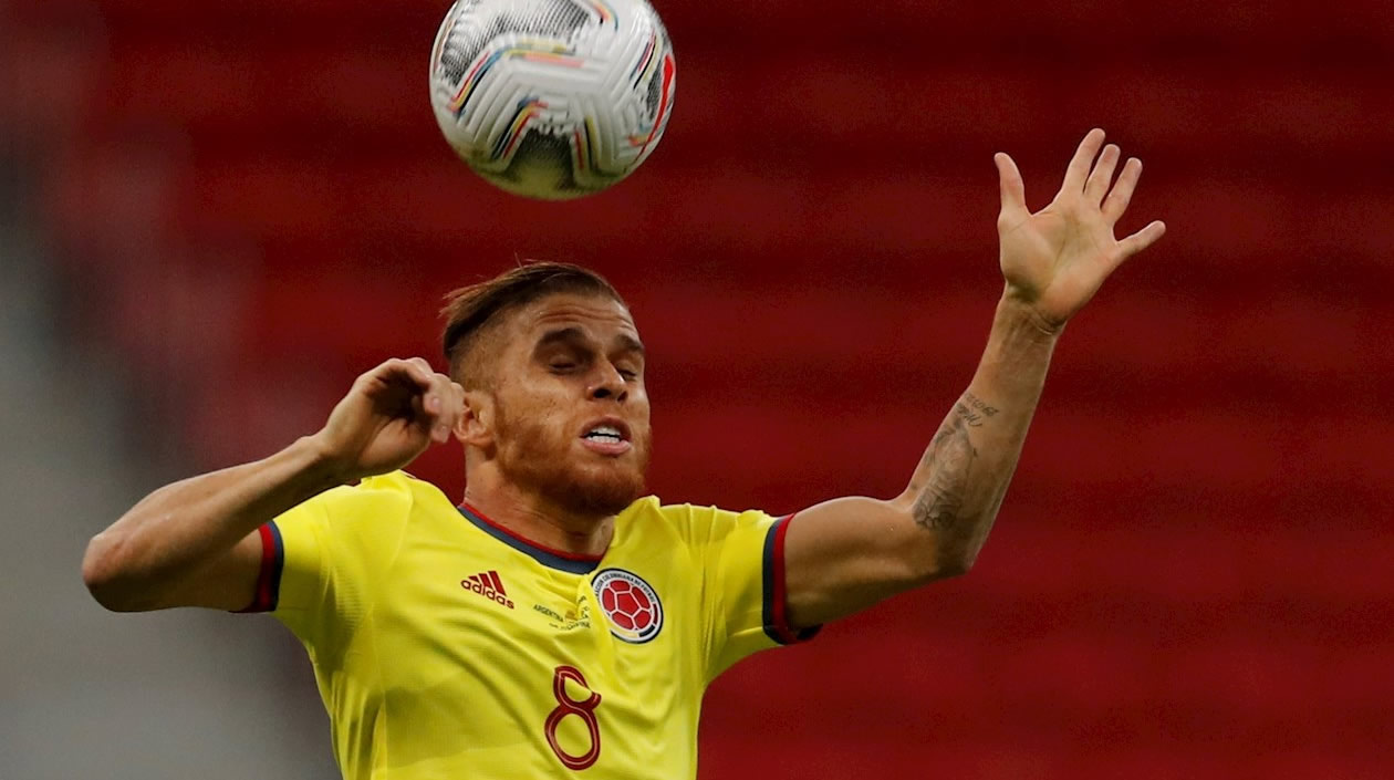Gustavo Cuéllar controlando el balón.