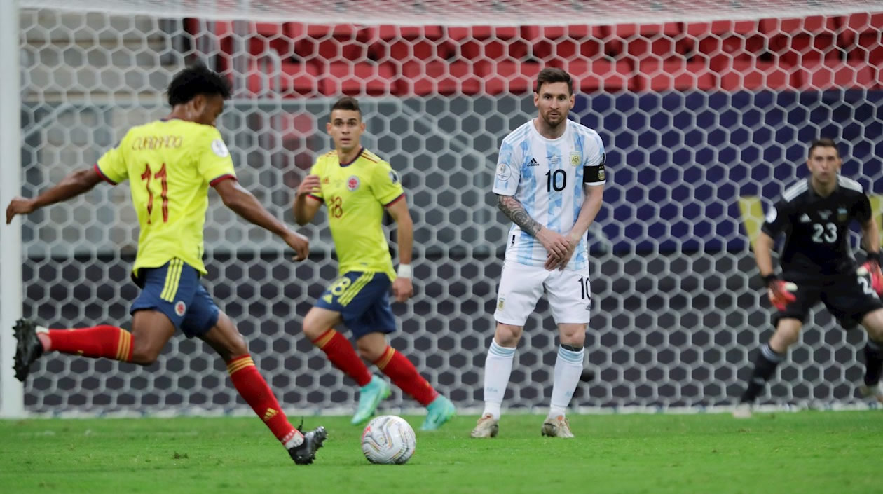 Juan Cuadrado rematando al arco de Emiliano Martínez.