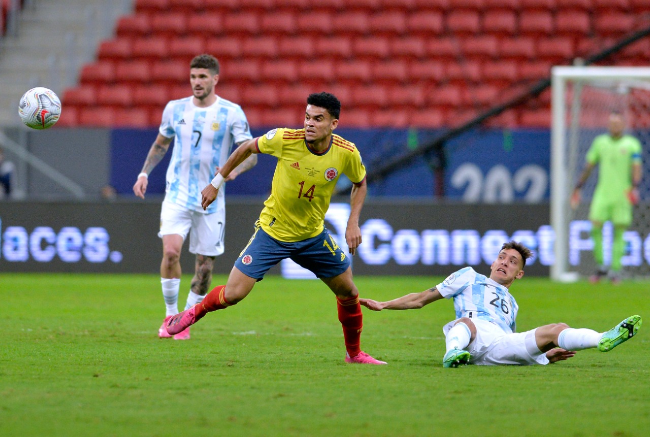 Luis Díaz superando a Nahuel Molina.