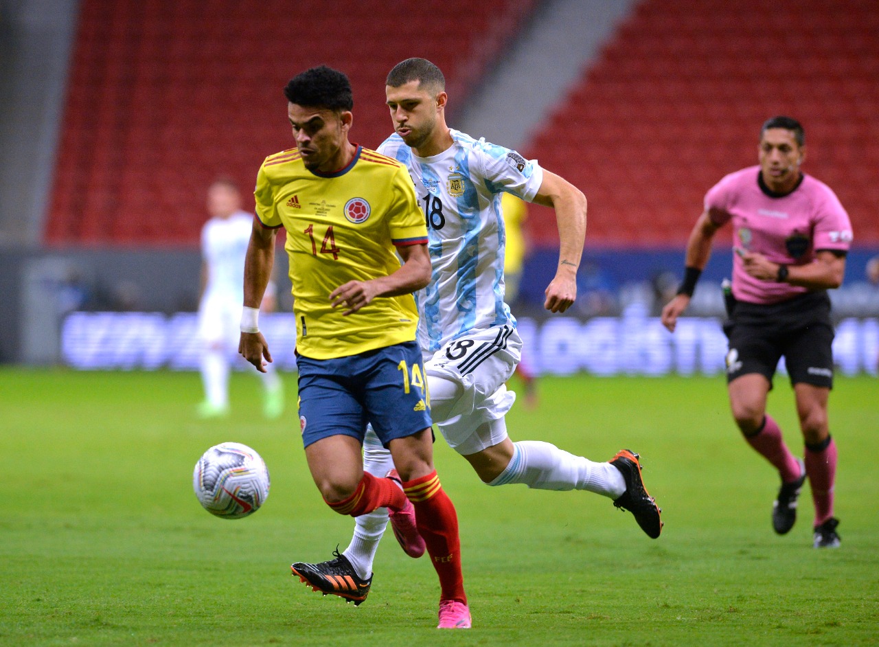 Luis Díaz superando a Guido Rodríguez.
