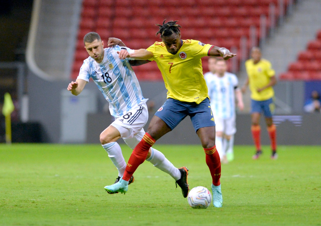 Duván Zapata en duelo con Guido Rodríguez.