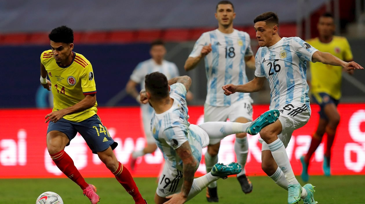 Luis Díaz superando a Nahuel Molina y Nicolás Otamendi.